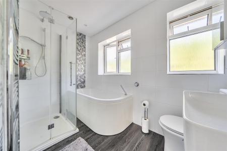 Main Bathroom.jpg