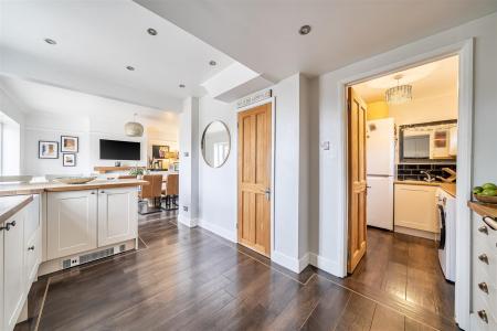 KITCHEN/UTILITY ROOM