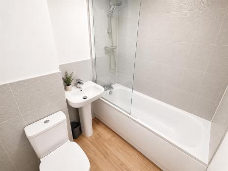 MAIN BATHROOM.png
