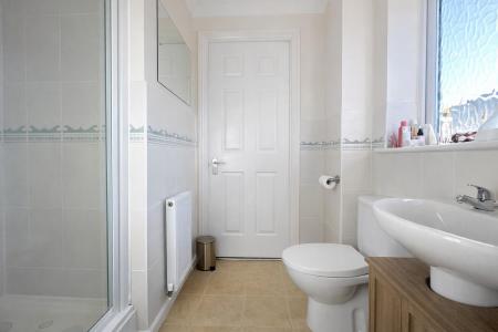 jack and jill ensuite to bedrooms 3 and 4.png