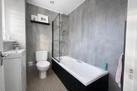 ensuite to bedroom 2.png