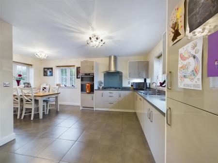 Spacious Open Plan Dining Kitchen