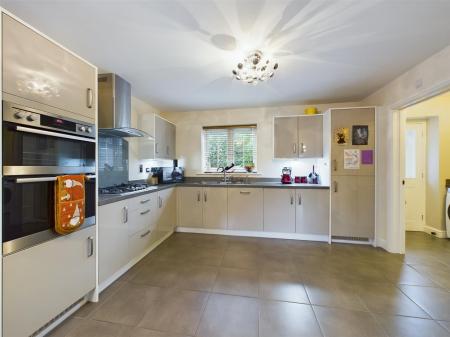 Spacious Open Plan Dining Kitchen