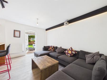 Lounge/Dining Area