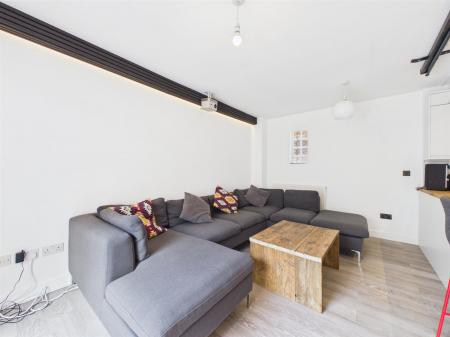 Lounge/Dining Area
