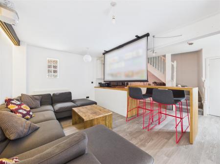 Lounge/Dining Area