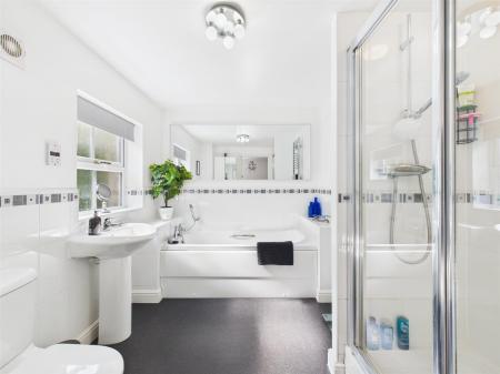 Large En-Suite Bathroom