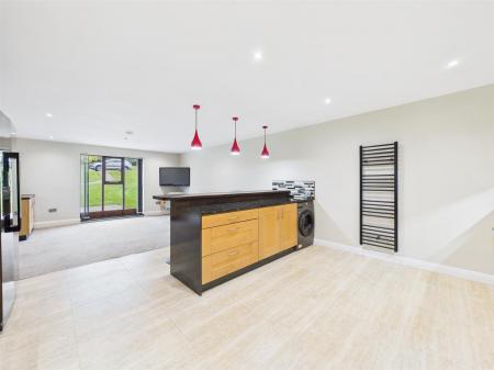 Spacious Open Plan Living Kitchen