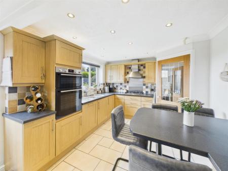 Good Sized Fitted Kitchen