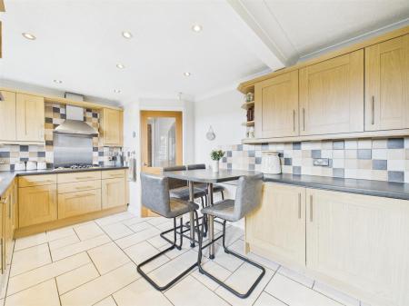 Good Sized Fitted Kitchen