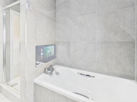 Superbly Appointed & Refitted Bathroom