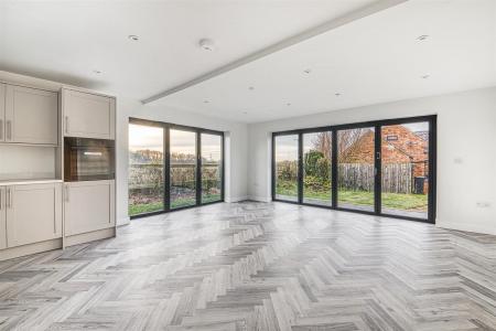 Spacious Lounge/Dining Area