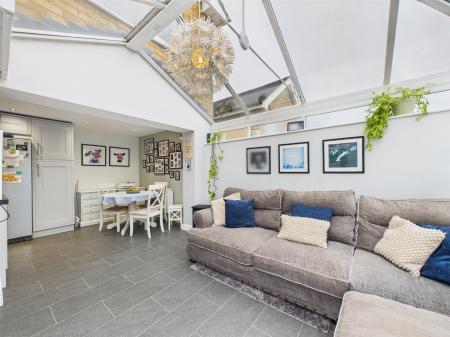 Fabulous Open Plan L-Shaped Living Kitchen