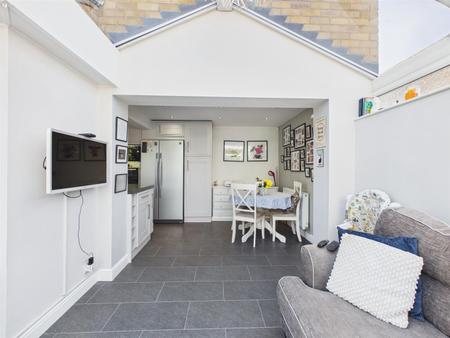Fabulous Open Plan L-Shaped Living Kitchen