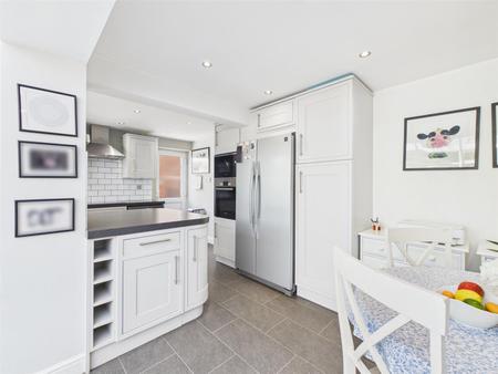 Fabulous Open Plan L-Shaped Living Kitchen