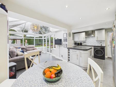 Fabulous Open Plan L-Shaped Living Kitchen