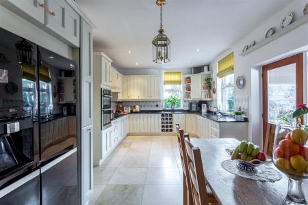 Living Kitchen/Dining Room