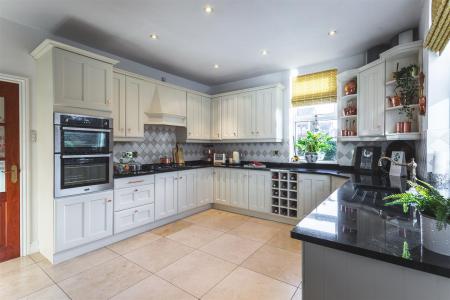 Living Kitchen/Dining Room