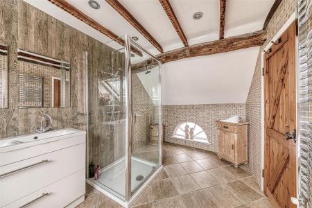 Spacious En-Suite Bathroom
