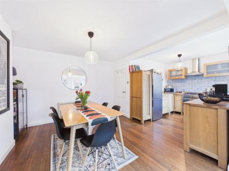 Fabulous Extended L-Shaped Living/Dining Kitchen