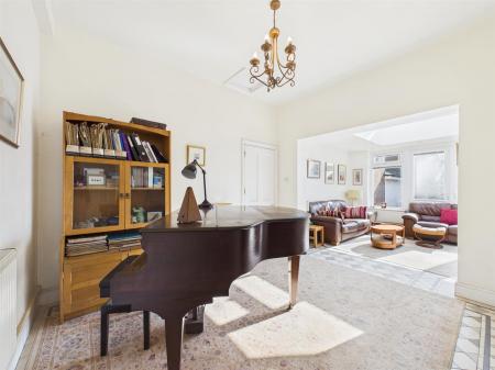 Snug/Piano Room