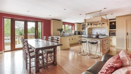 Living Kitchen/Dining Room