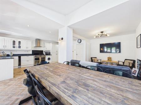 Lounge & Dining Area