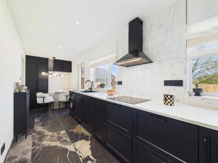 Stylish Fitted Kitchen
