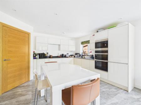 Living Kitchen/Dining Room