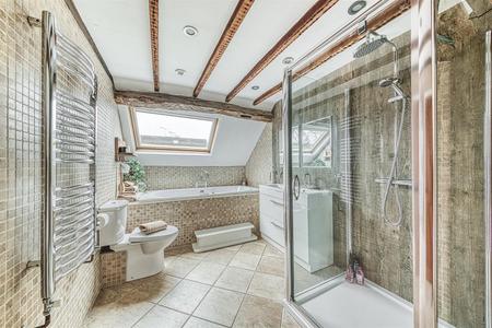 Spacious En-Suite Bathroom