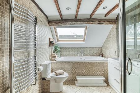 Spacious En-Suite Bathroom