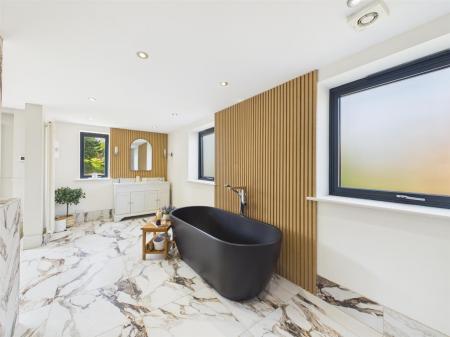 Superbly Appointed En-Suite/Wet Room