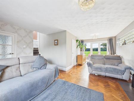 Spacious Lounge/Dining Room
