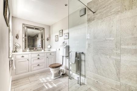 Beautifully Appointed En-Suite Bathroom