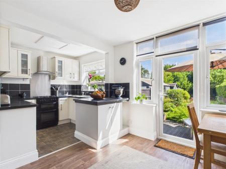 Living Kitchen/Dining Room