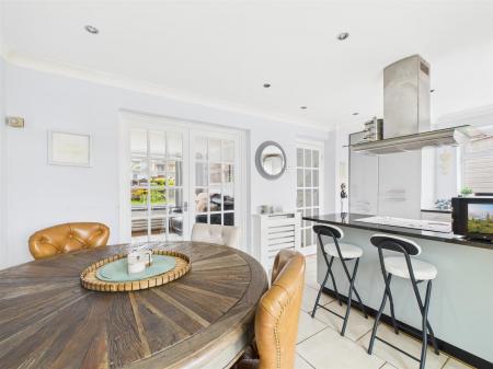 Living Kitchen/Dining Room