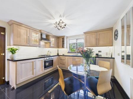 Quality Fitted Kitchen/Dining Room