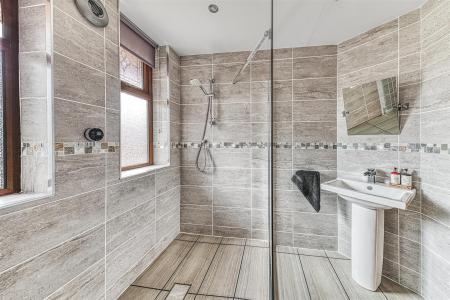 Superbly Appointed Shower Room