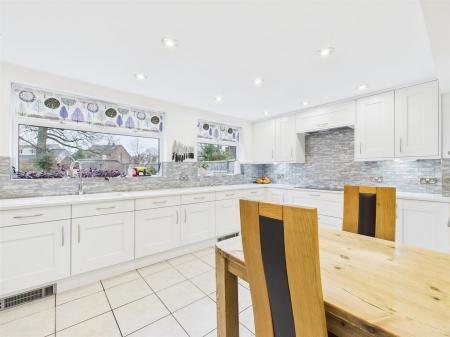 Living Kitchen/Dining Room