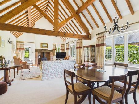 Stunning Spacious Lounge / Dining Room