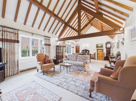Stunning Spacious Lounge / Dining Room