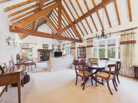 Stunning Spacious Lounge / Dining Room