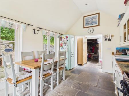 Living Kitchen/Dining Room