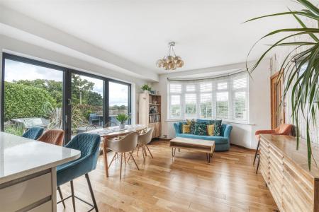 Living Kitchen/Dining Room