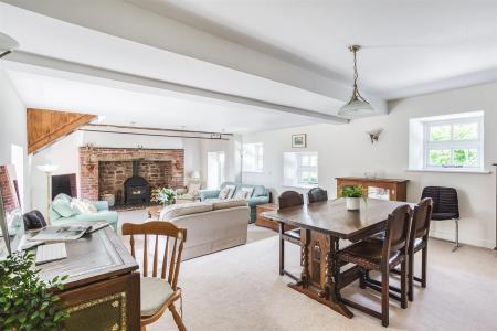 Light & Spacious Lounge