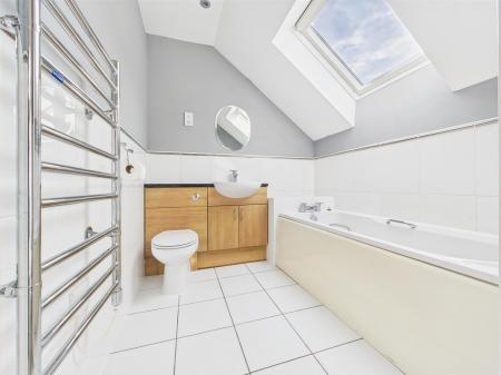 Spacious En-Suite