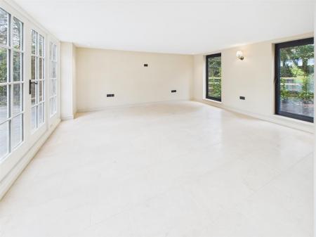 Superior Groundfloor Bedroom With En-Suite