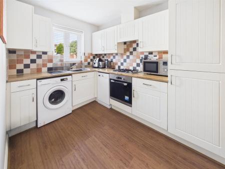 Fully Fitted Kitchen With Appliances