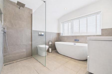 Stunning Four Piece Bathroom