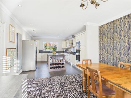 Living Kitchen/Dining Room